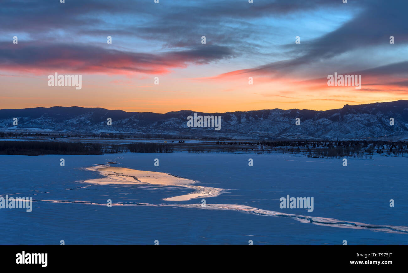 Sonnenuntergang gefrorenen See - Winter Sonnenuntergang Blick auf einem zugefrorenen Bergsee. Chatfield Reservoir in Chatfield State Park, Denver-Littleton, Colorado, USA. Stockfoto