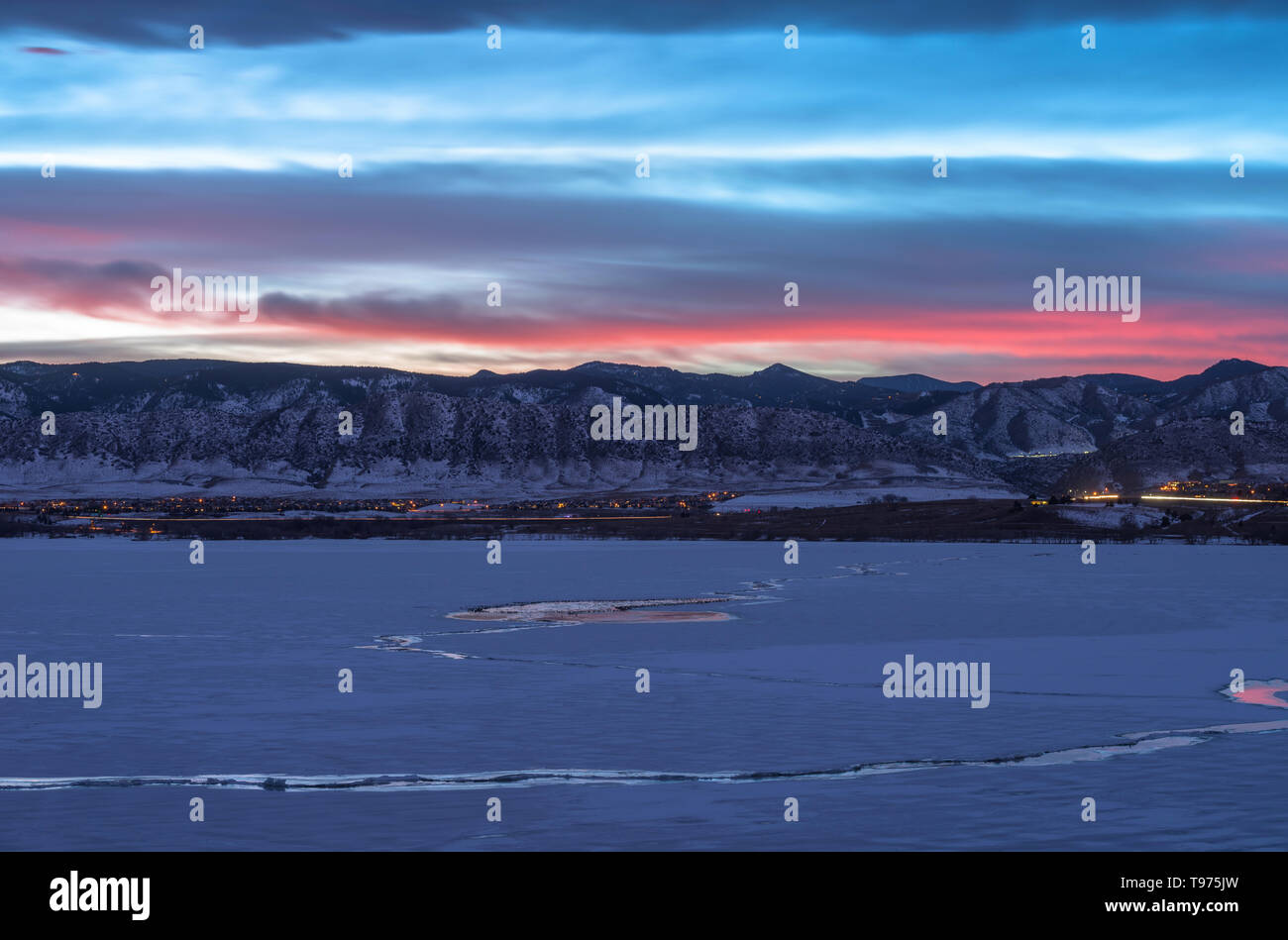 Winter Sonnenuntergang am Denver Front Range - Sonnenuntergang Blick auf den zugefrorenen See und Schnee - Berge im Südwesten von Denver, Colorado, USA. Stockfoto
