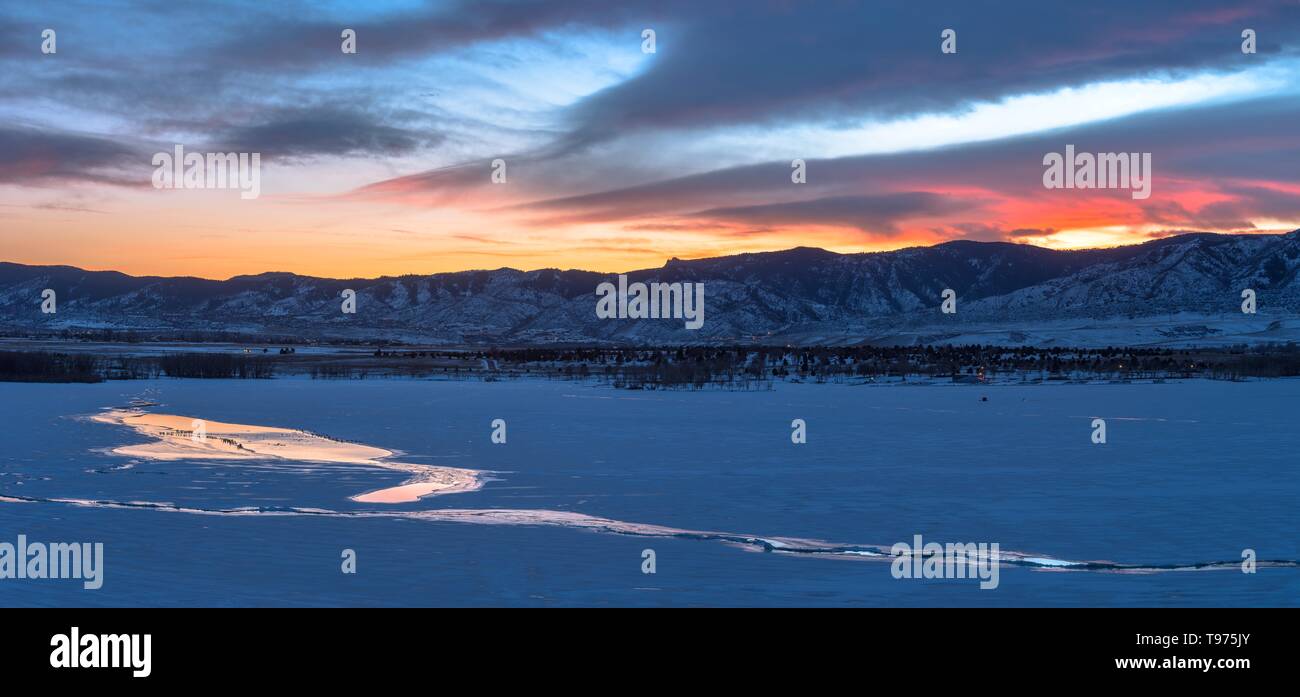 Panorama der Sonnenuntergang im Winter Mountain Lake - Panorama winter Sonnenuntergang Blick auf Chatfield Reservoir an Chatfield State Park, Denver-Littleton, CO, USA. Stockfoto