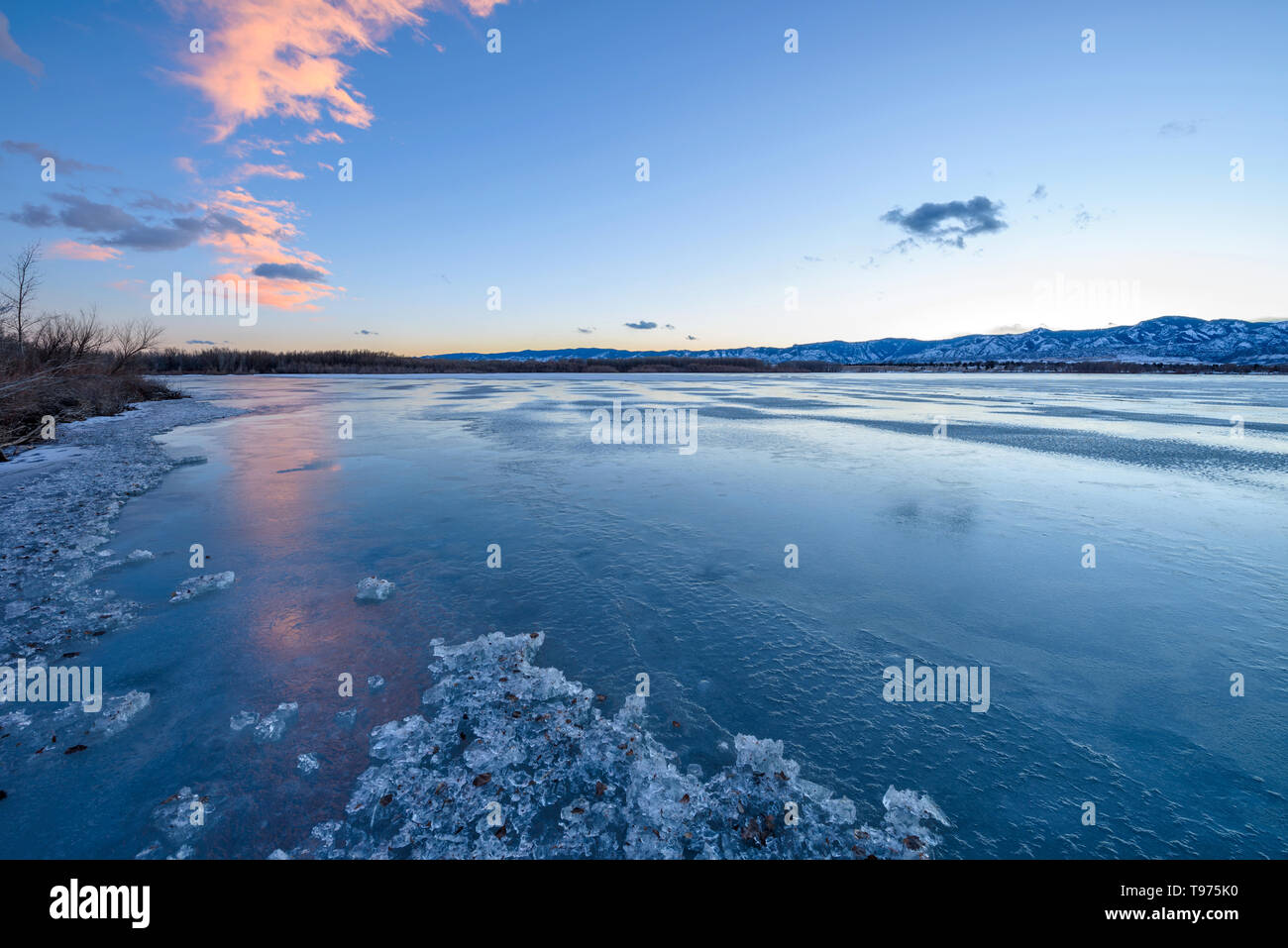 Winter Lake - Helle Wolken reflektieren auf Blau eisig kalten Winter See bei Sonnenuntergang. Chatfield State Park, Denver-Littleton, Colorado. USA. Stockfoto