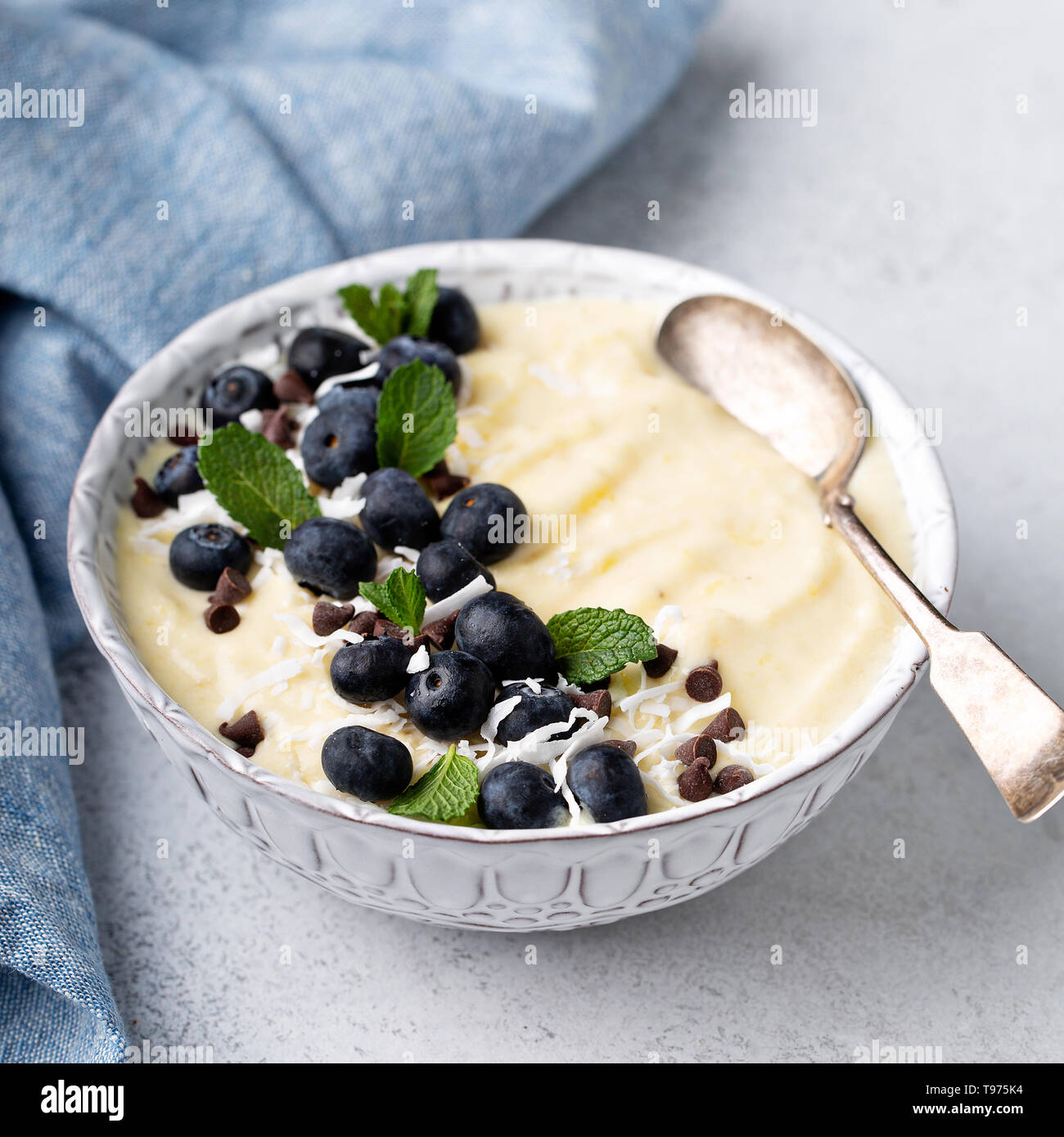 Banane Ananas tropical Smoothie Schüssel Stockfoto
