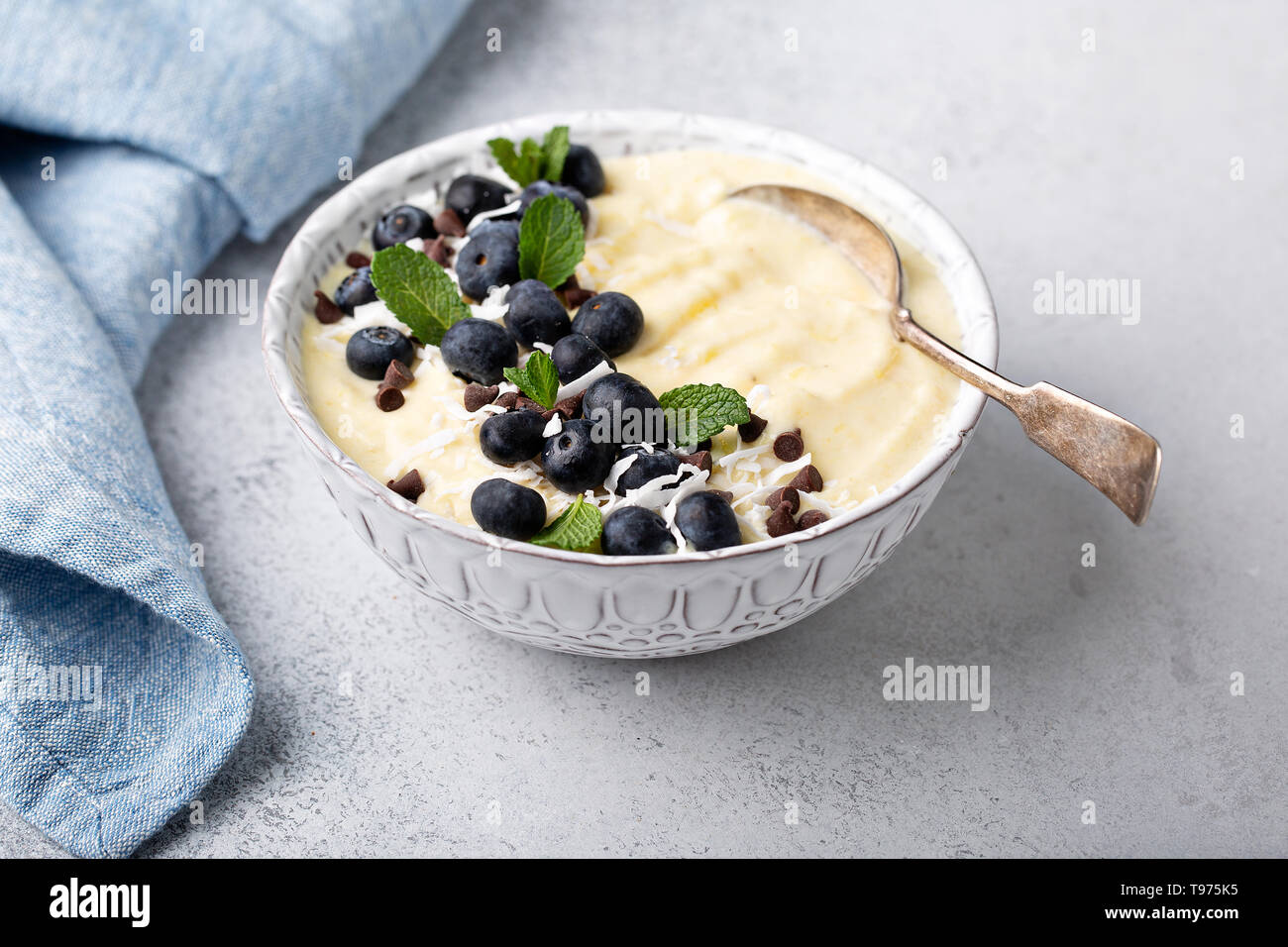 Banane Ananas tropical Smoothie Schüssel Stockfoto