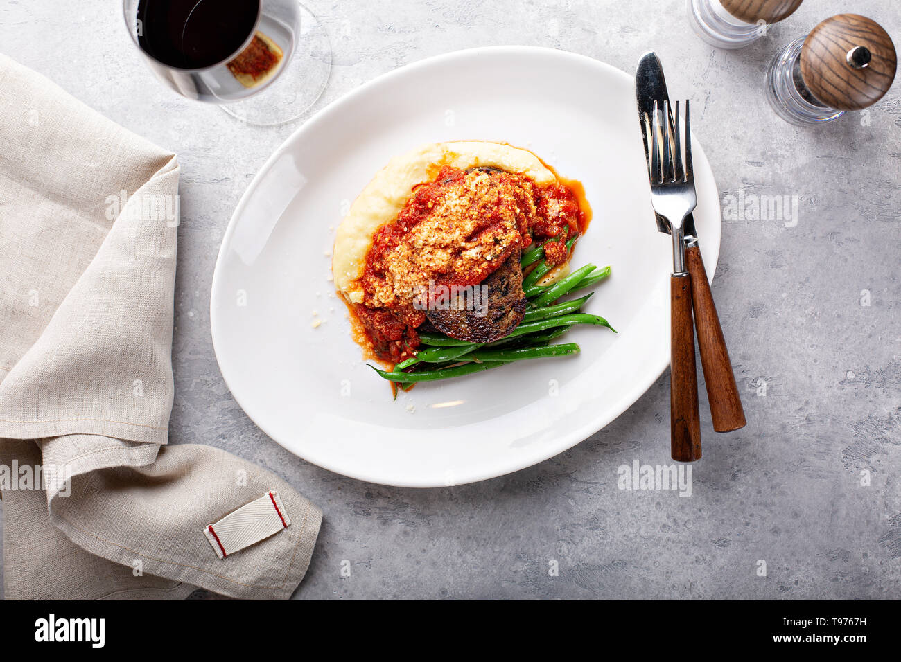 Hackbraten Mit Pfefferkruste Stockfotos und bilder Kaufen Suchergebnis auf für: hackbraten backform: Küche