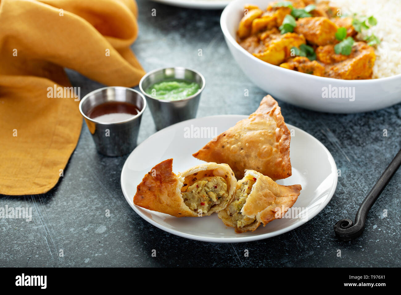 Indische Samosas mit Gemüse füllen Stockfoto