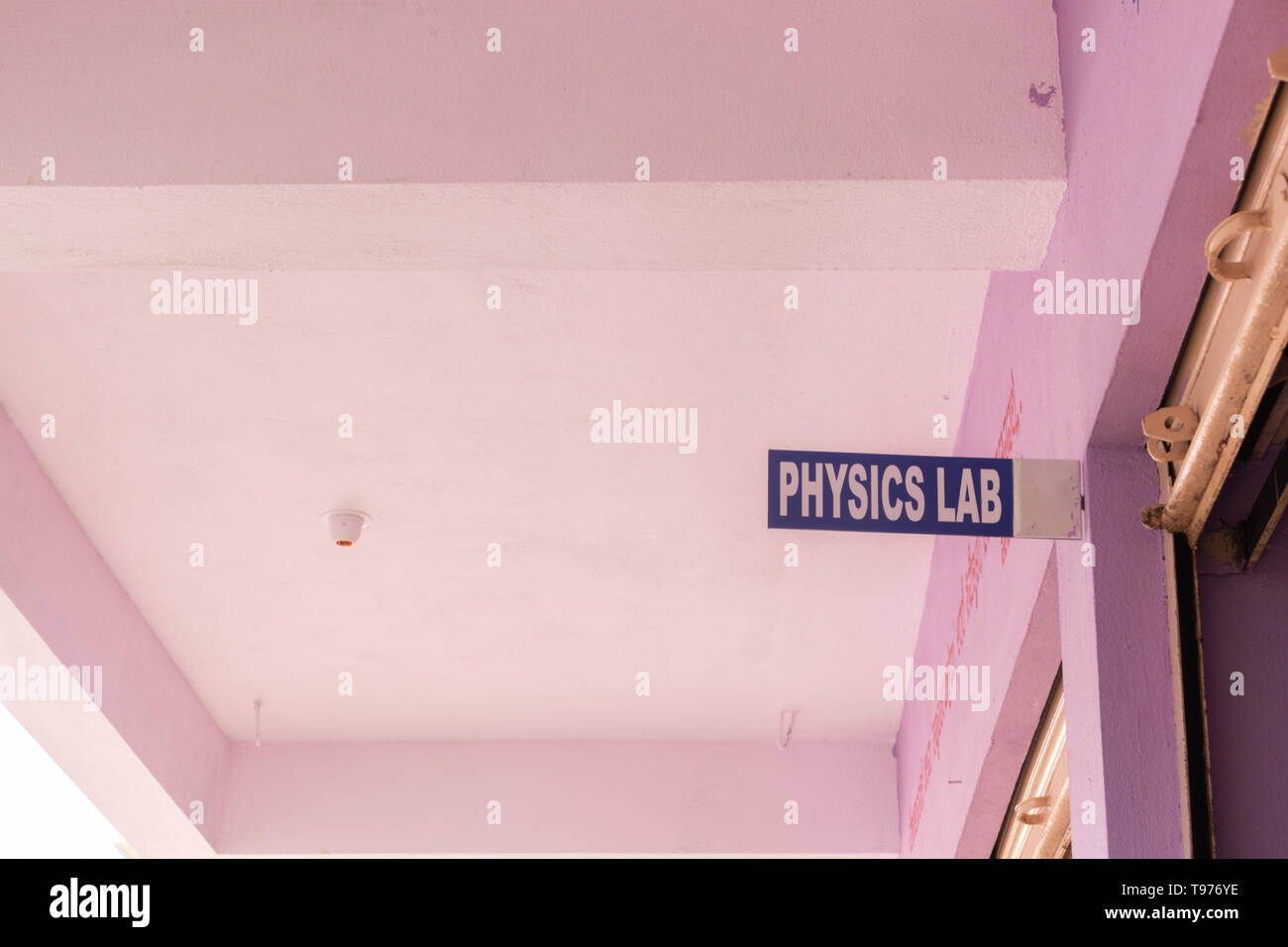 Board Übersicht der Physik lab am Eingang des Class Zimmer in der Hochschule Stockfoto