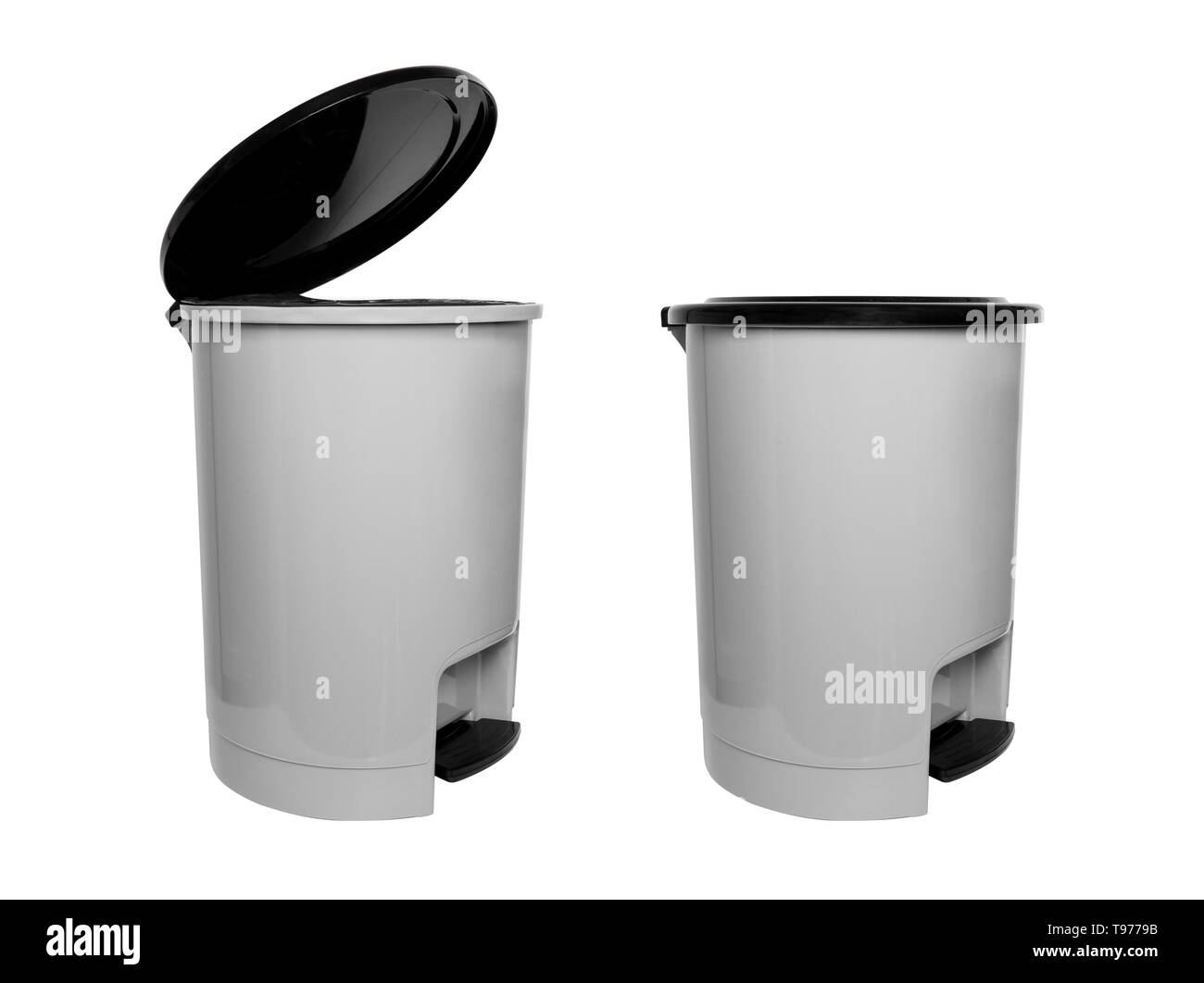 Papierkorb mit Kunststoff schwarz isoliert auf weißem Hintergrund mit Freistellungspfaden. Ansicht von der linken Seite des grauen Leere Mülltonne (Mülleimer) für Sauber. Zwei. Stockfoto