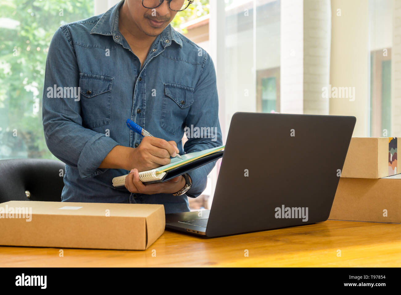 Kmu-Geschäft Inhaber Kontrolle Inventur mit Laptop auf dem Tisch  Stockfotografie - Alamy