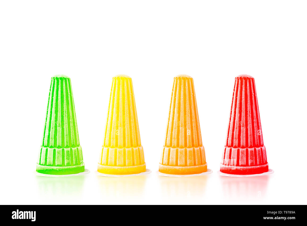 Nahaufnahme des bunten Pudding Bonbons in Kunststoff Ice Bowls. Lecker Gelatine Objekt für ungesundes Essen. Sommer Dessert mit frischen Snacks. Stockfoto