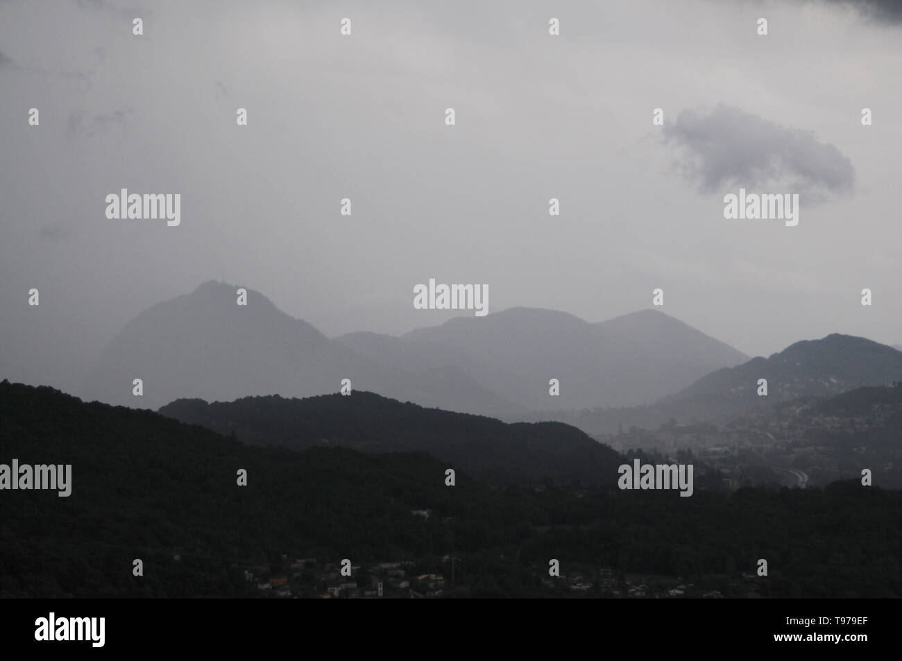 Eine wundervolle Aussicht von bigorio Dorf im Laufe der Region Lugano (Val Capriasca) während eines Sturms im Spätsommer, Tessin, Schweiz Stockfoto
