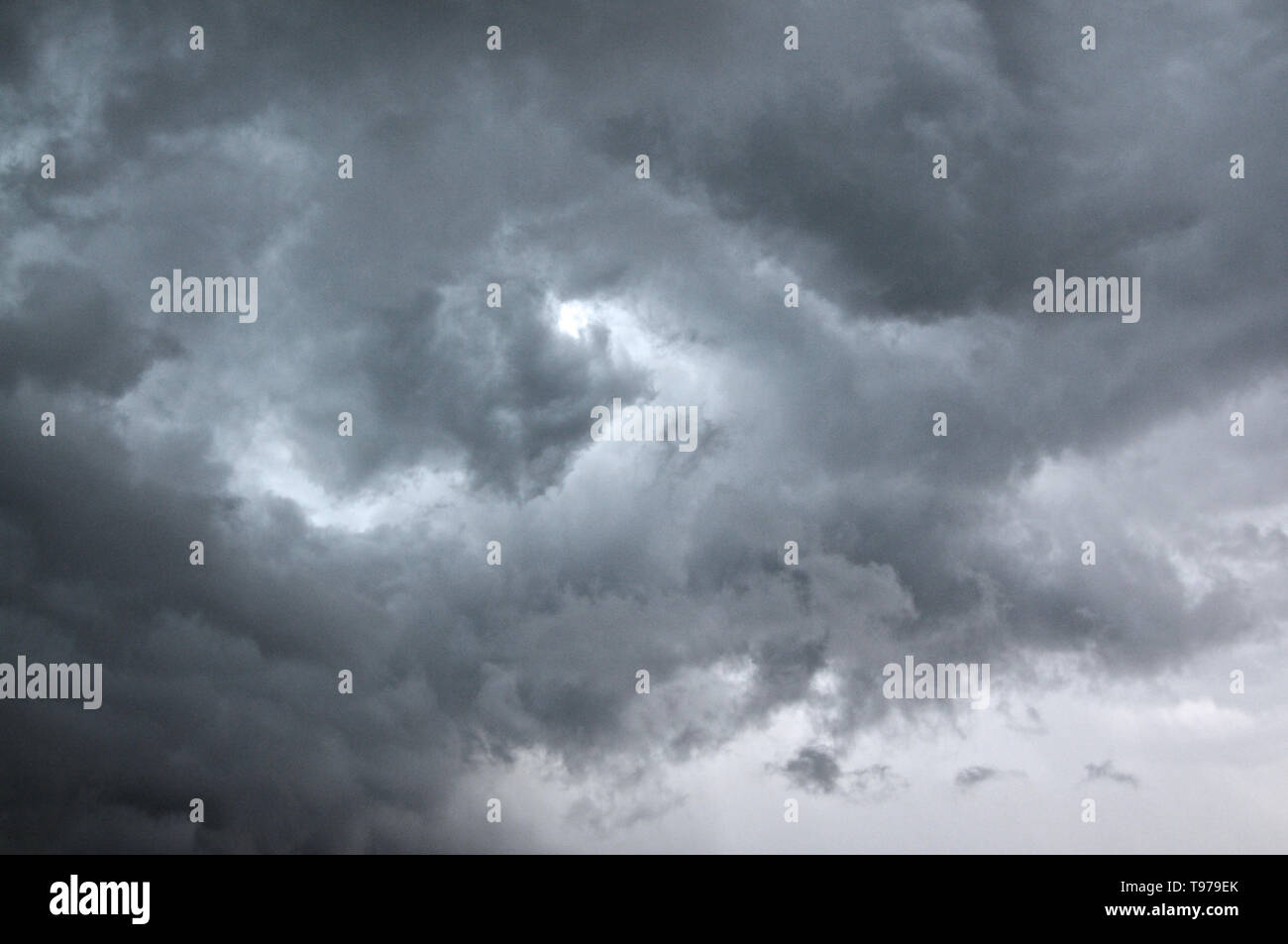 Schöne dunkle und Moody Gewitterwolken über der Region Lugano im Kanton Tessin in der Schweiz Stockfoto