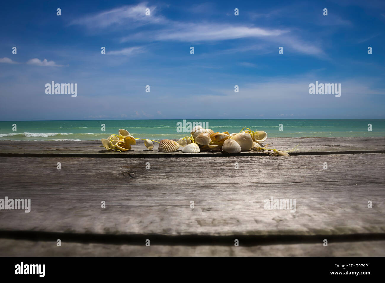 Kette aus Muscheln auf hölzernen Tisch am Strand; Khao Lak Stockfoto