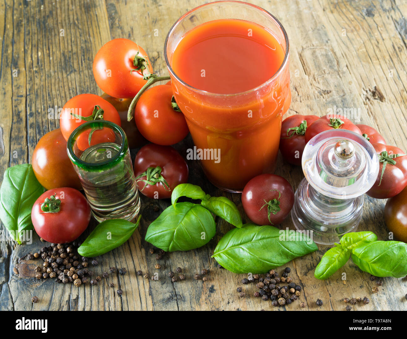 Detailansicht der Bloody Mary drink mix Zutaten auf einem rustikalen Holztisch Stockfoto