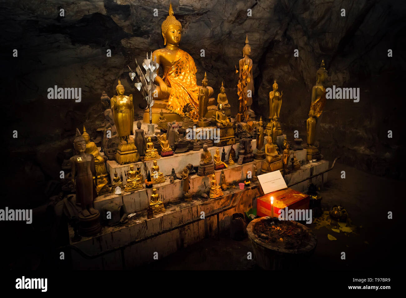 Im Inneren Pak U Höhle sind viele vergoldeter Buddha- Figuren. Die Höhle liegt in der Nähe von Luang Prabang, Laos gelegen. Stockfoto