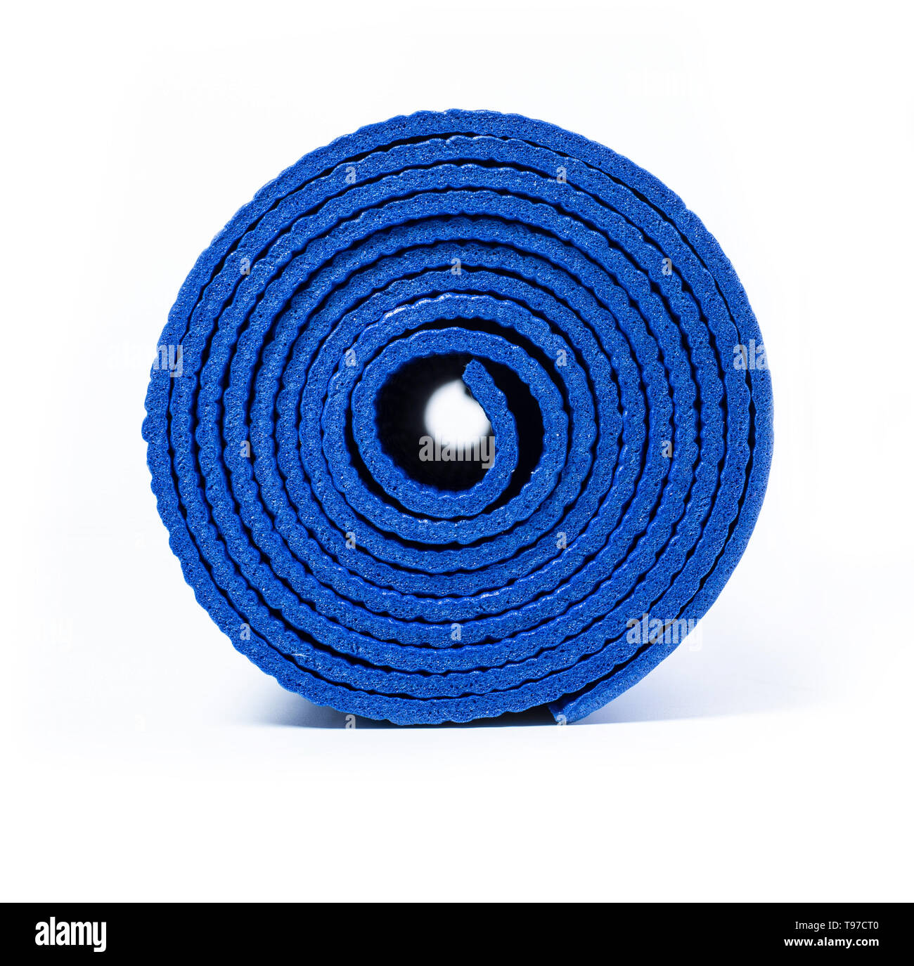 Blau Yogamatte isoliert auf weißem gerollt Stockfoto