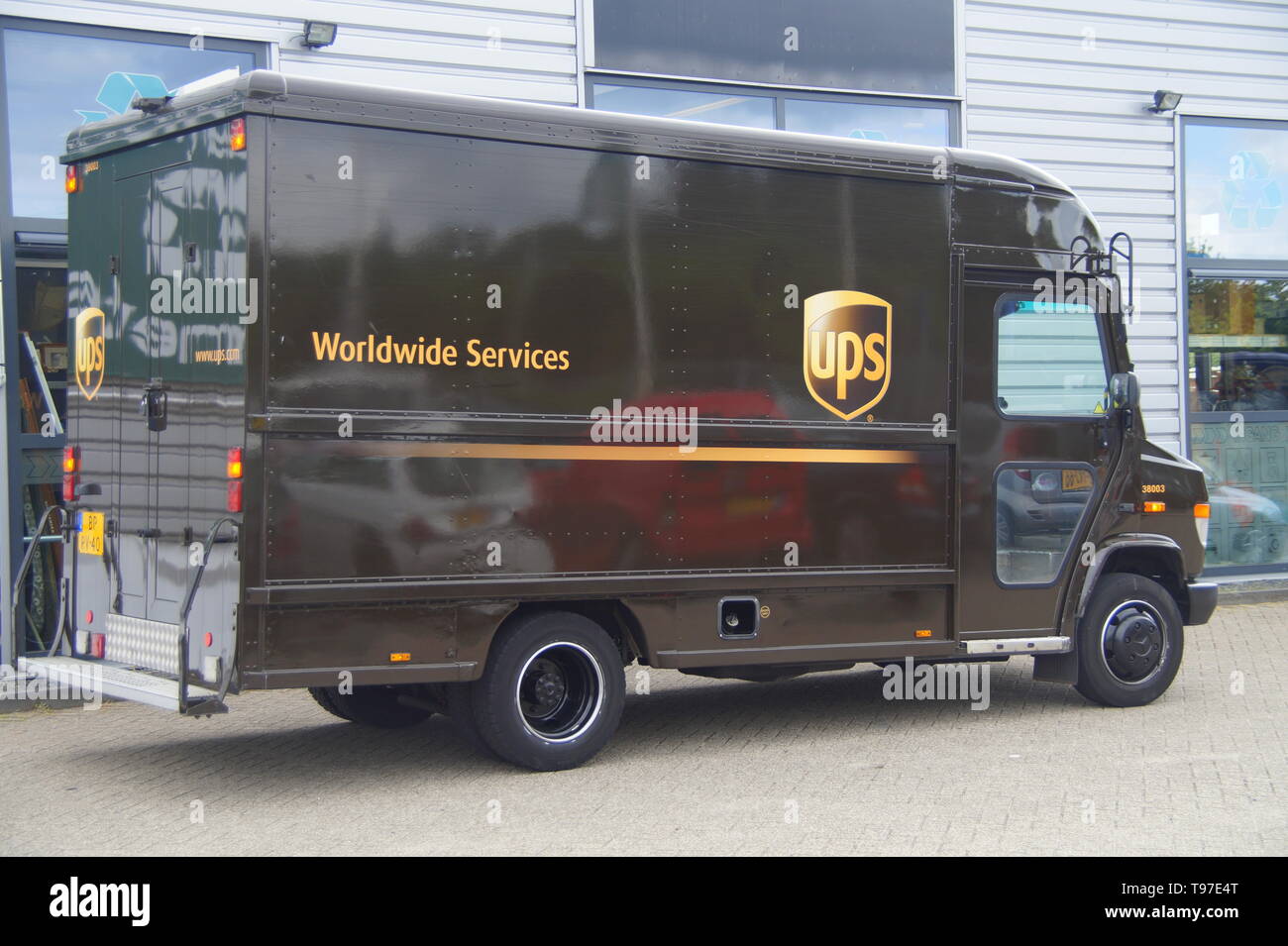 Almere, Niederlande - 18. Juni 2015: UPS Truck durch die Seite der Straße geparkt. Stockfoto