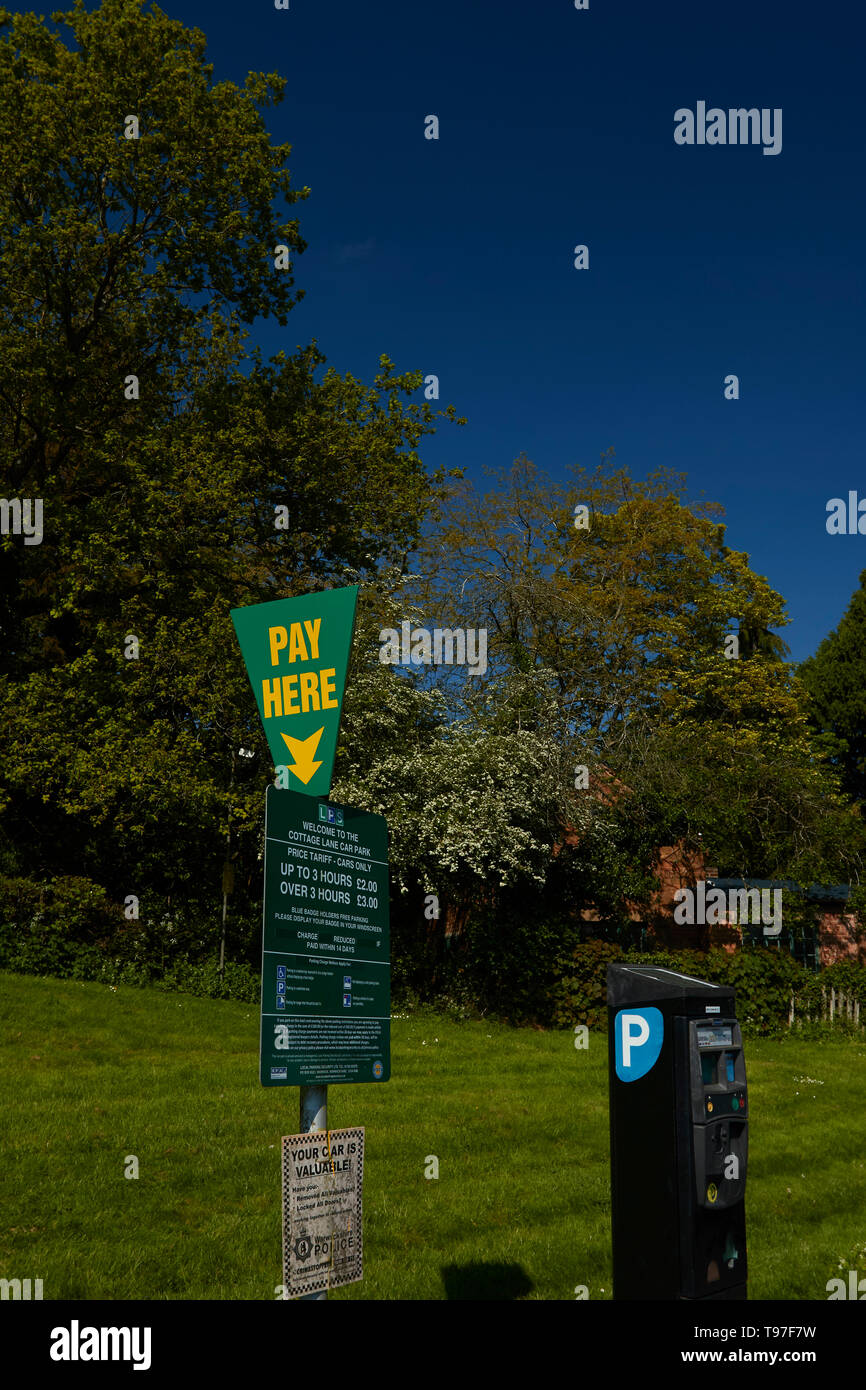 Parkplatz Schilder und Pay-Punkt in einem Vorort Parkplatz, Stratford, England, Vereinigtes Königreich, Europa Stockfoto