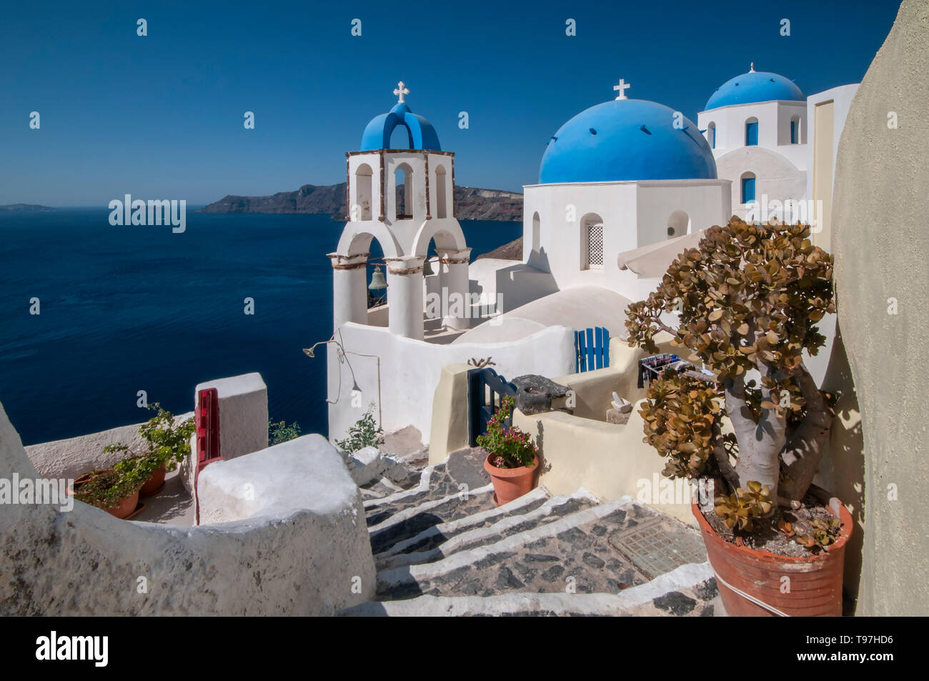 Blaue Kuppel Kirchen mit Blick auf die Caldera, Oia, Santorini, griechische Inseln, Griechenland Stockfoto