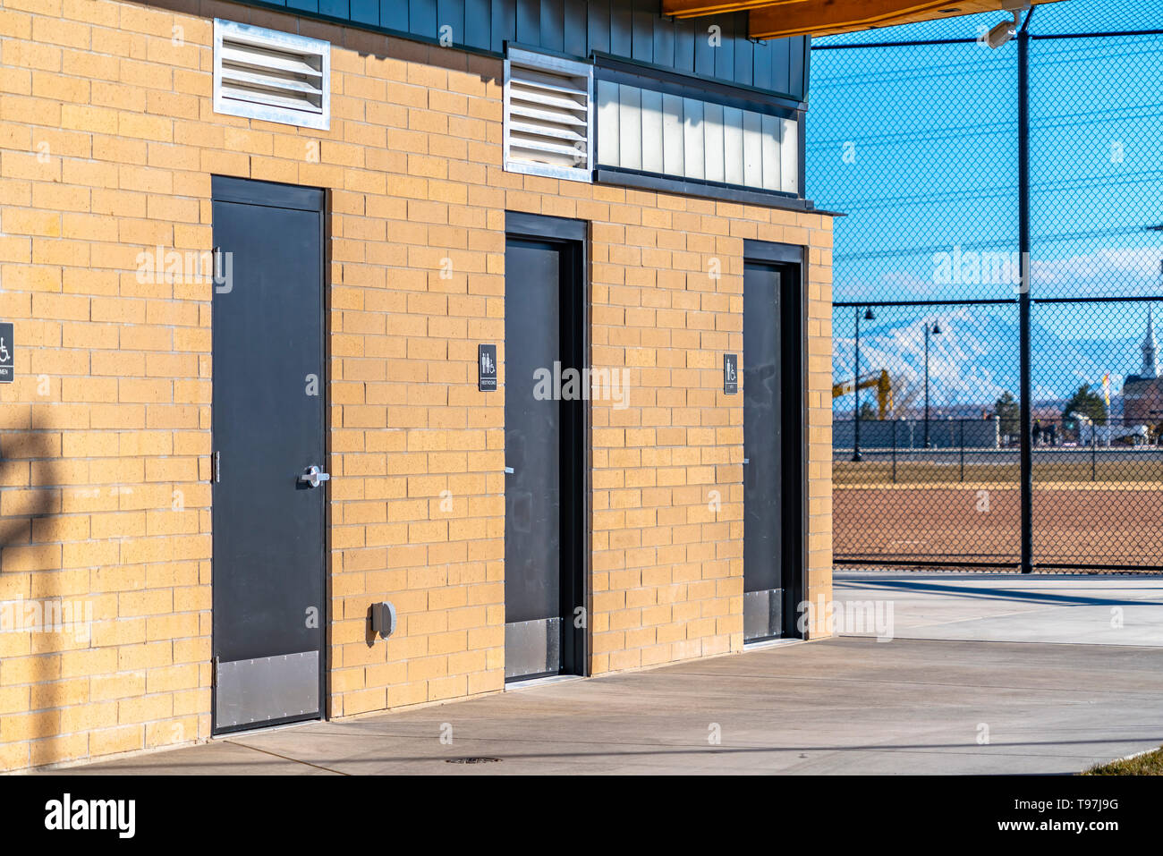 Äußere des öffentlichen Toiletten in einem Park an einem sonnigen Tag gesehen Stockfoto