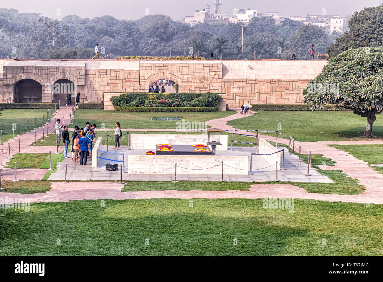 Delhi, Indien - Nov 11, 2018: Touristen, die Gandhi Grabstätte in Delhi, Indien Stockfoto