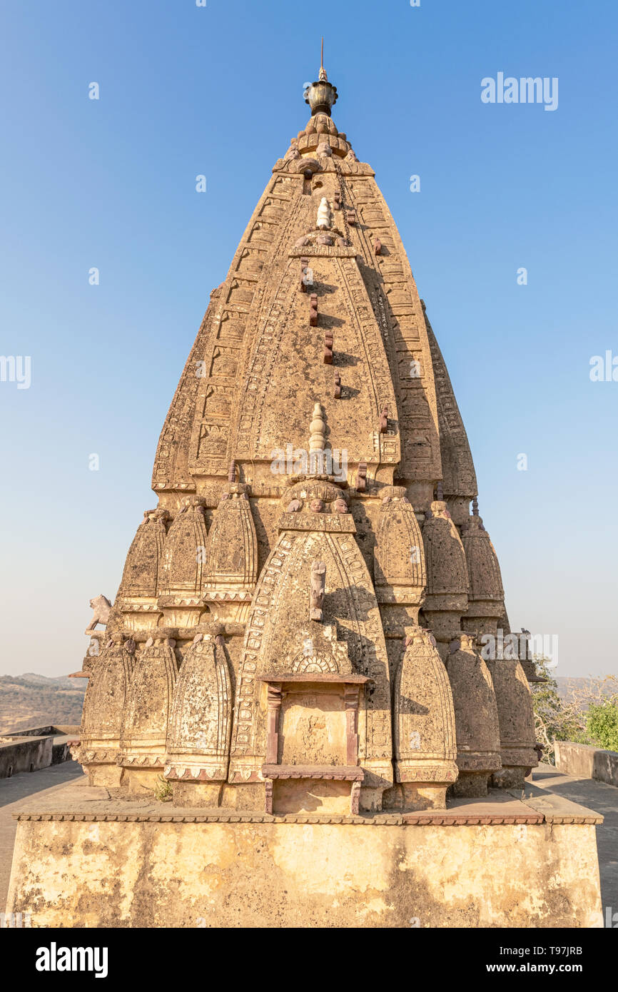Blick auf die konische dekorative Struktur, die auf dem Dach von Ranthambore Fort Rajasthan Indien. Stockfoto