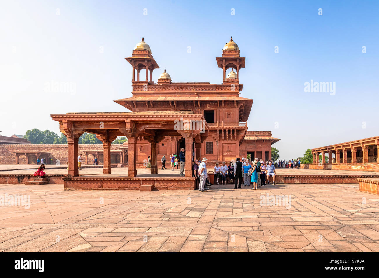 Agra, Indien - 20.November 2018: Touristen, die in der Halle des privaten Publikums, die verlassenen Mogul Stadt durch große Großmogul Akbar in späten 16 Cent gebaut Stockfoto