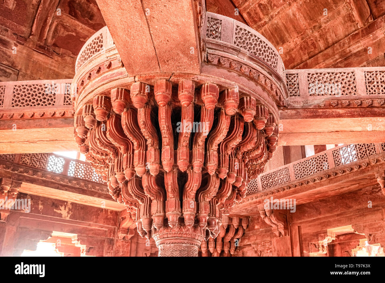 Dekorative carved in roten Stein die Gebäude Decke bei Panch Mahal, Royal Palace Complex in verlassenen Wüstenstadt Fatehpur Sikri Stadt gebaut, die von großen Mughal Empe Stockfoto
