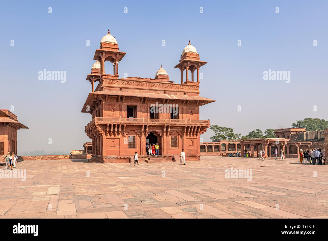 Agra, Indien - 20.November 2018: Touristen, die in der Halle des privaten Publikums, die verlassenen Mogul Stadt durch große Großmogul Akbar in späten 16 Cent gebaut Stockfoto