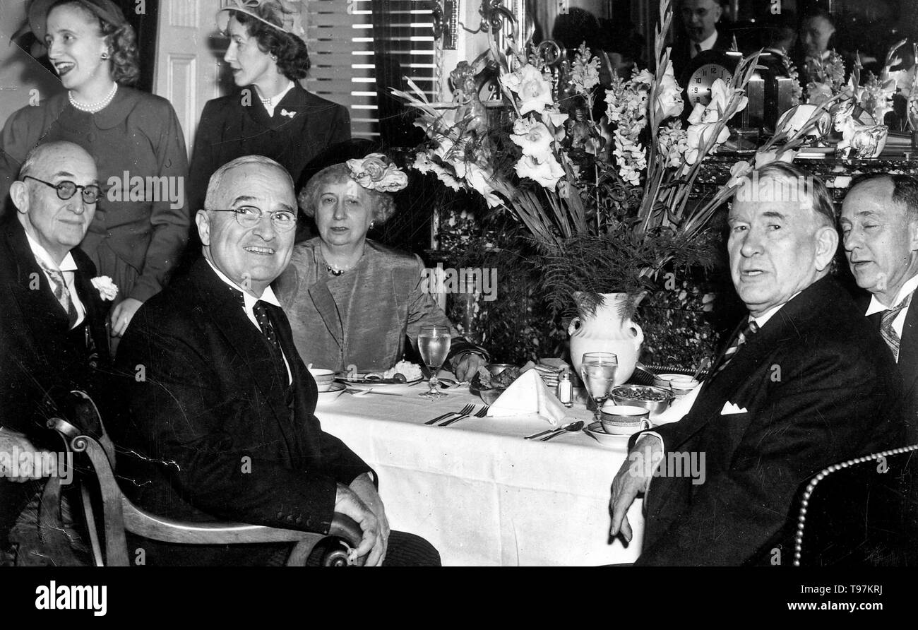 Foto des Trumans und Barkleys an eine konstituierende Mittagessen, ca. 01/20/1949 Stockfoto