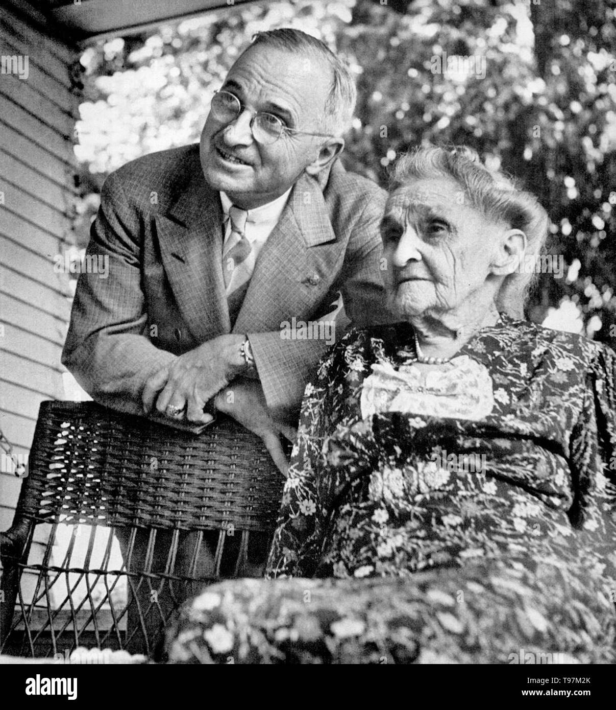 Foto von Harry S. Truman mit seiner Mutter Martha Ellen Junge Truman, auf der Veranda ihres Hauses im Grandview, Missouri. August 21, 1944 Stockfoto