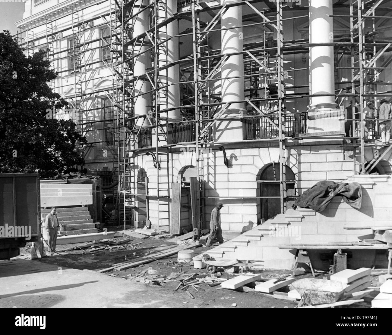 Neue Schritte des südlichen Portikus errichtet, während das Weiße Haus Renovierung, 04.01.1952 Stockfoto