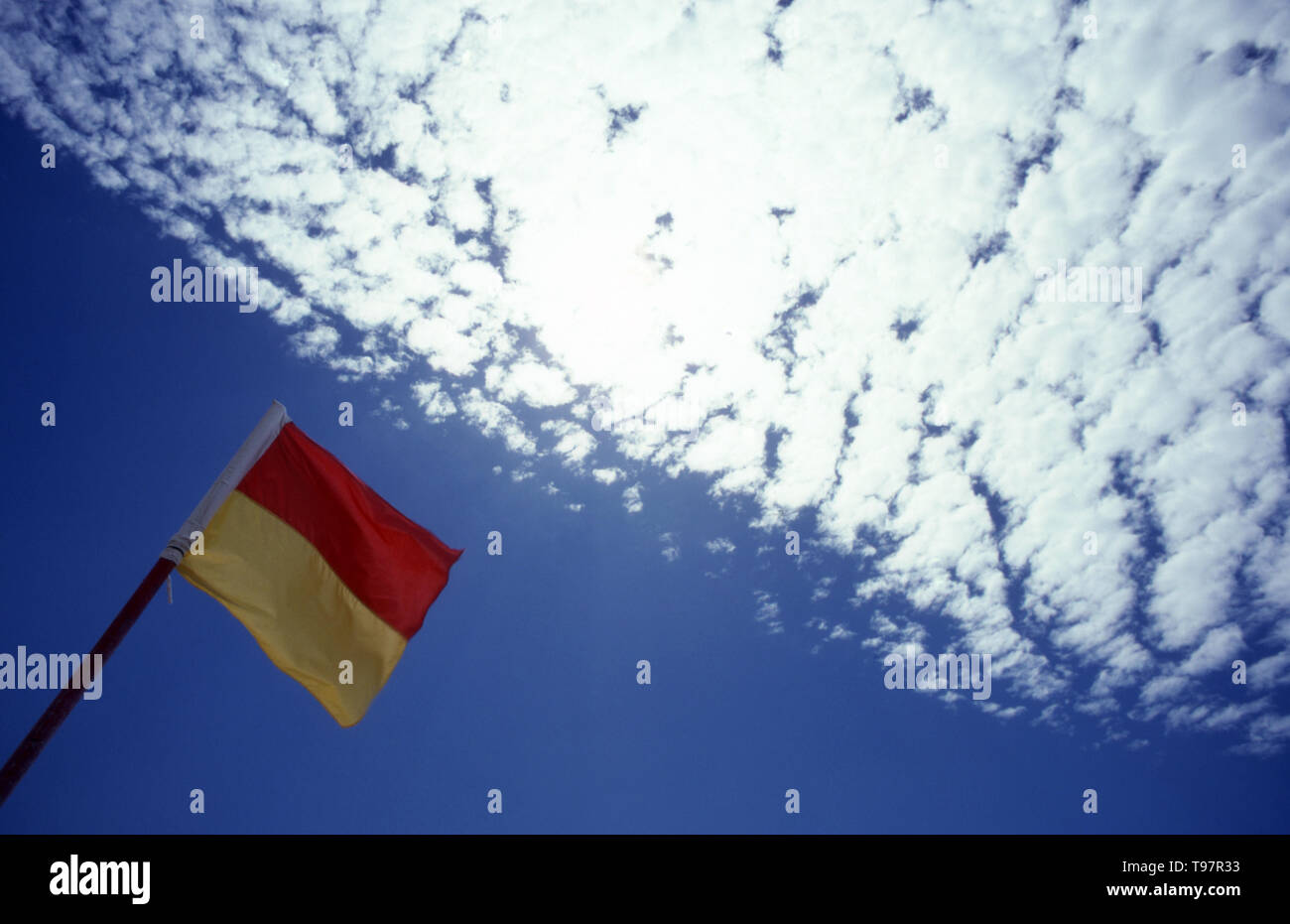 SURF LIFESAVING FLAGGE gegen den blauen Himmel und Wolken, Bondi, New South Wales, Australien. Stockfoto