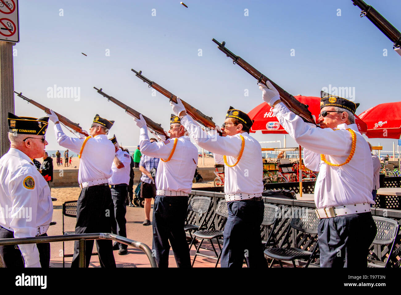 Patrone Fällen fliegen als amerikanische Legion Ehrengarde feuert drei volley Gewehr salute an den Veteranen Tag Zeremonien in Huntington Beach, CA. Stockfoto