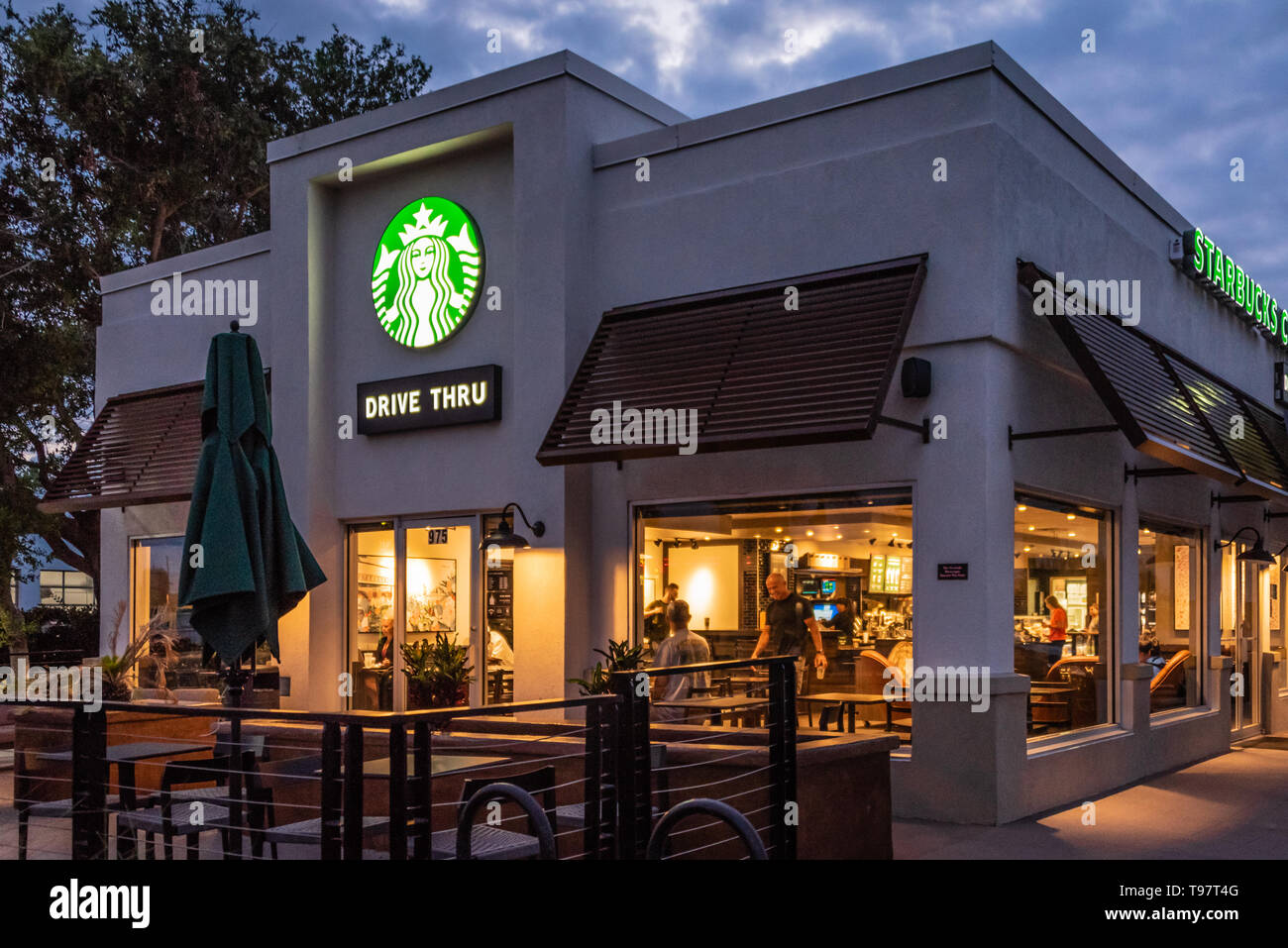 Am frühen Morgen Aktivität bei Starbucks Kaffee in Jacksonville Beach, Florida. (USA) Stockfoto