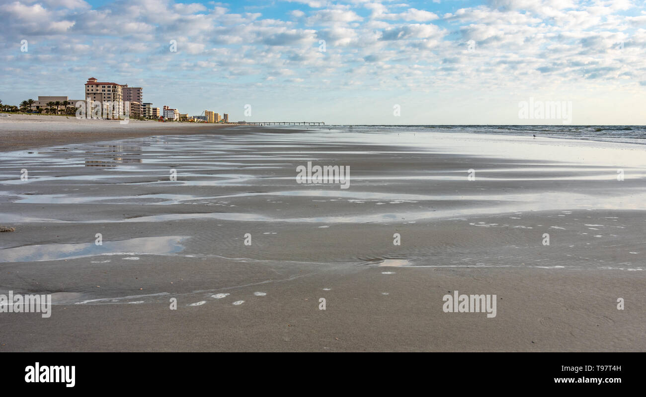 Pooling Wasser entlang der Küstenlinie in Jacksonville Beach im Nordosten von Florida. (USA) Stockfoto