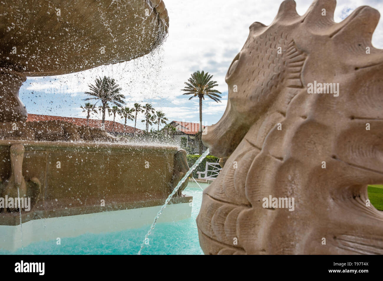 Seepferdchen, Pelikane, und Florida Alligatoren schmücken die Eintrag Brunnen an der Ponte Vedra Inn & Resort Luxus Resort in Ponte Vedra Beach, Florida. (USA) Stockfoto
