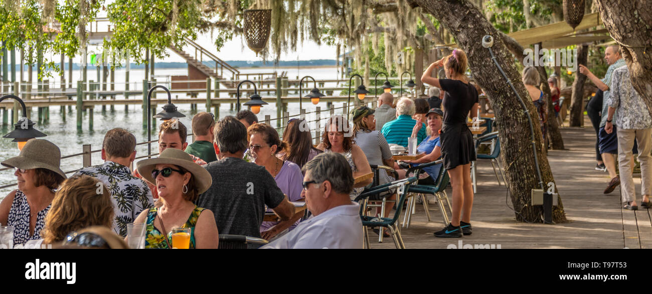 Sonnenuntergang Dinieren unter Florida live Eichen am Wasser deck an Caps auf dem Wasser, ein lokales Seafood Restaurant am Intracoastal in St. Augustine, FL Stockfoto