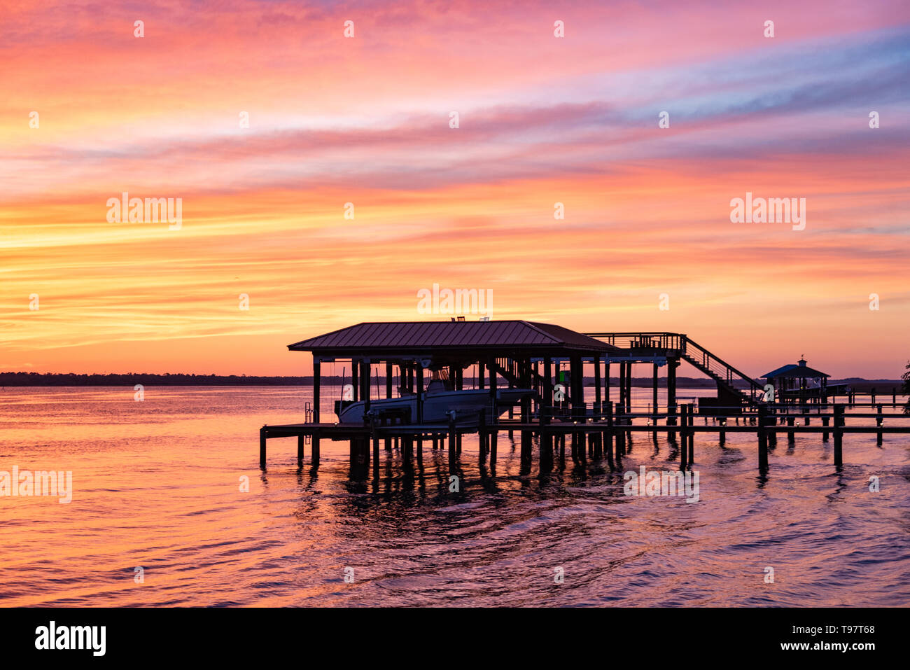 Lebendige Sonnenuntergang Blick auf den Intracoastal Waterway (Tolomato Fluss) von Kappen auf dem Wasser in St. Augustine, Florida. (USA) Stockfoto