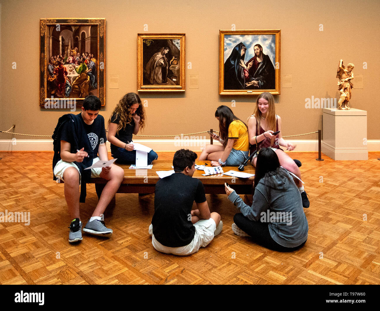High School Kunstvermittlung Schüler nehmen Hinweise auf eine Anzeige der Rennaissance religiöse Gemälde am Art Institute in Chicago. Stockfoto