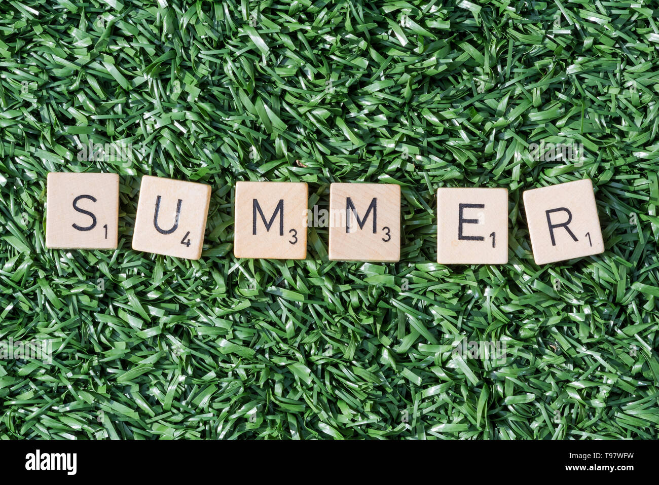 Sommer Buchstaben auf Kunstrasen im Sonnenlicht Stockfoto