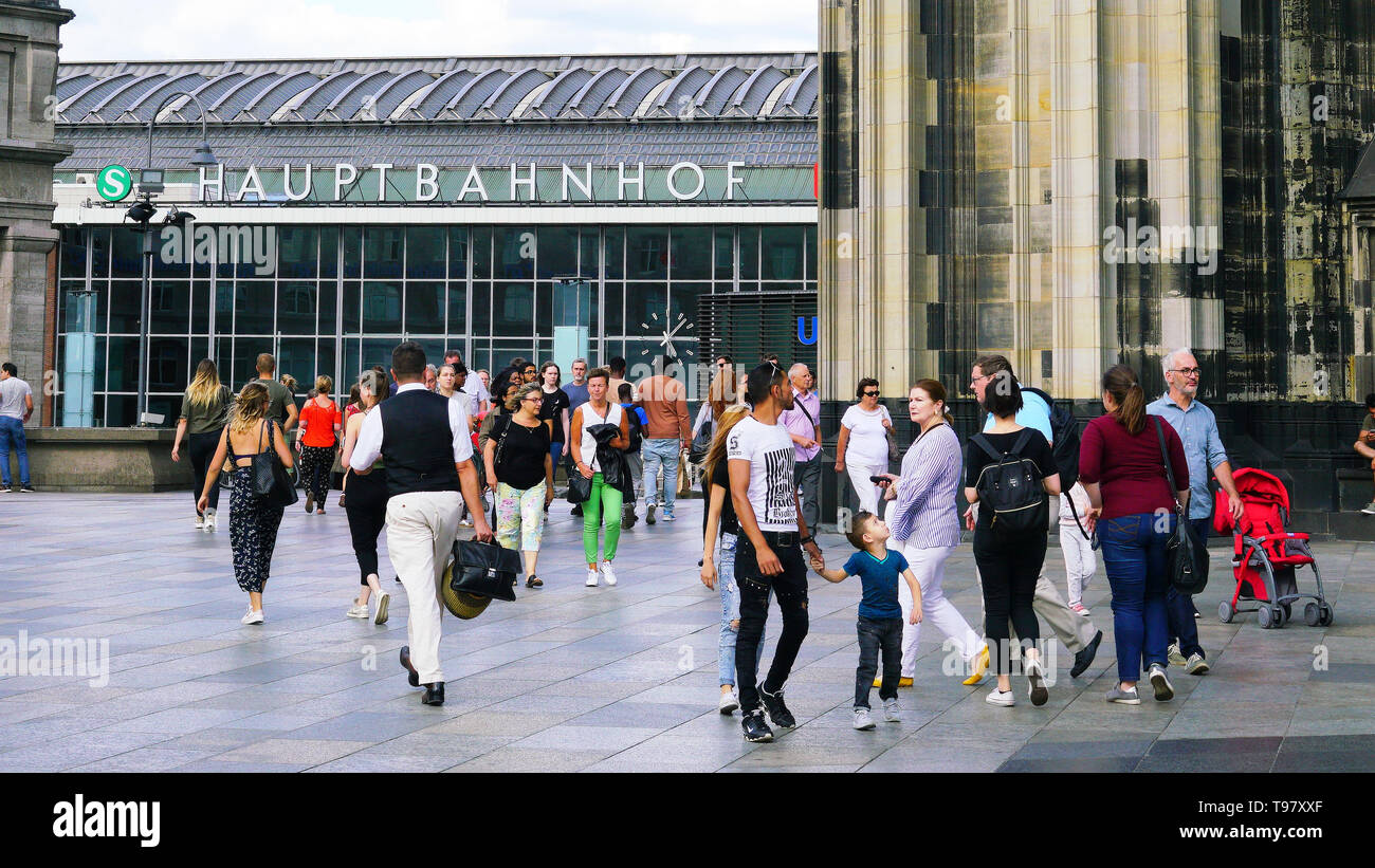Pendler, Einkäufer und Touristen vor dem Hauptbahnhof in Köln, Deutschland Stockfoto