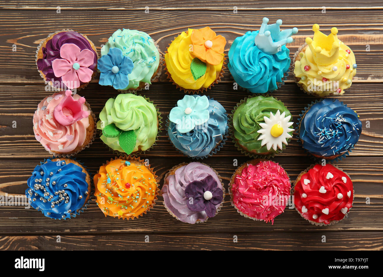 Lecker bunten Cupcakes auf hölzernen Hintergrund Stockfoto