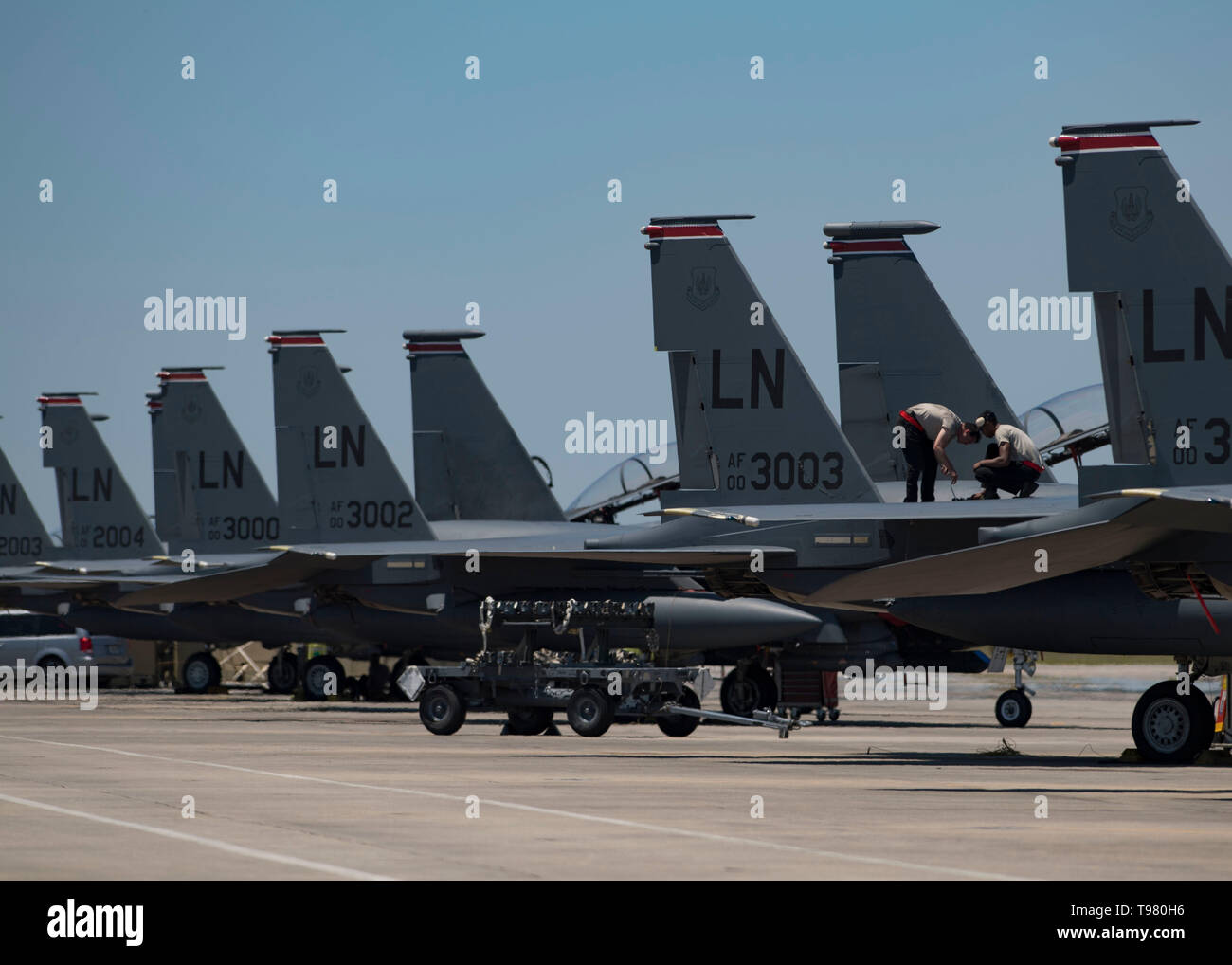 Flieger der 494th Fighter Squadron pre-flight Kontrollen an Tyndall Air Force Base, Florida, 15. Mai 2019 durchführen. Mehr als 40 Flugzeuge und 800 Personal zu Tyndall AFB reiste zur Teilnahme an der Bekämpfung der Zielflagge Archer 19-8 und 19-2 Übungen und ist damit das größte Ausbildung Betrieb seit Hurrikan Michael. (U.S. Air Force Foto von Airman 1st Class Monica Roybal) Stockfoto