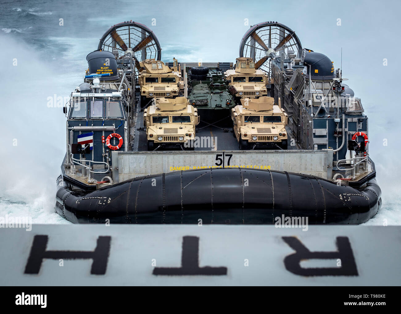 190503-M-ET 529-0022 PAZIFISCHEN OZEAN (3. Mai 2019) eine Landing Craft, Luftkissen (LCAC) mit Angriff Handwerk Einheit 5, bereitet die Gut-Deck des San Antonio-Klasse amphibious Transport dock Schiff USS John Murtha (LPD S. 26). Das lcac transportierten Marines und die Ausrüstung mit Bataillon Landung Team 3/5, 11 Marine Expeditionary Unit, an Bord des Schiffes während der routinemäßigen Vorgänge als Teil der Boxer Amphibious Ready Gruppe. (Us-Foto von Lance Cpl. Israel Chincio) Stockfoto