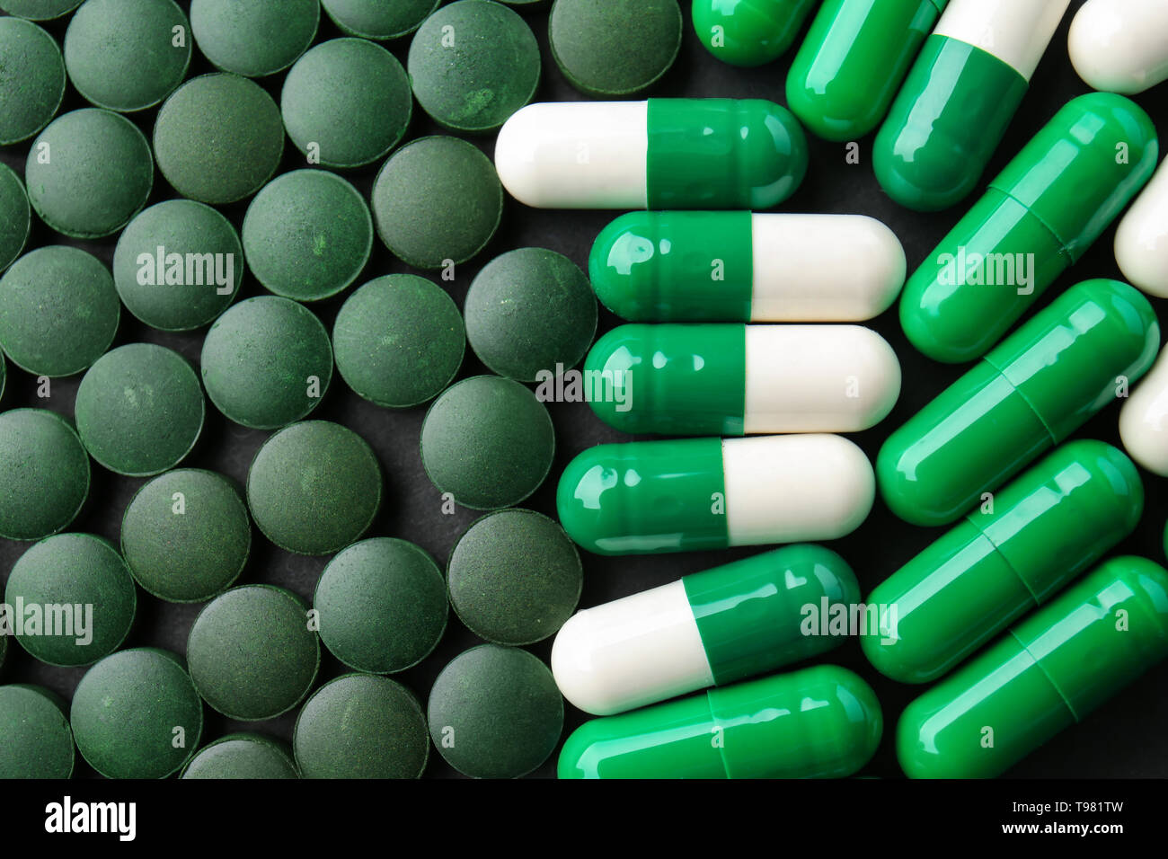 Spirulina Tabletten und Kapseln, Ansicht von oben Stockfoto