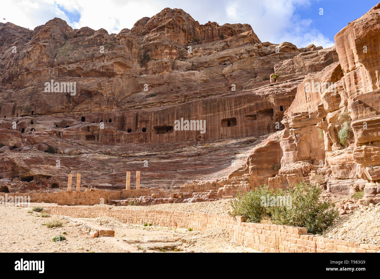 Atemberaubende Aussicht auf einen riesigen Tempel in Stein in der schönen Petra Website geschnitzt. Stockfoto