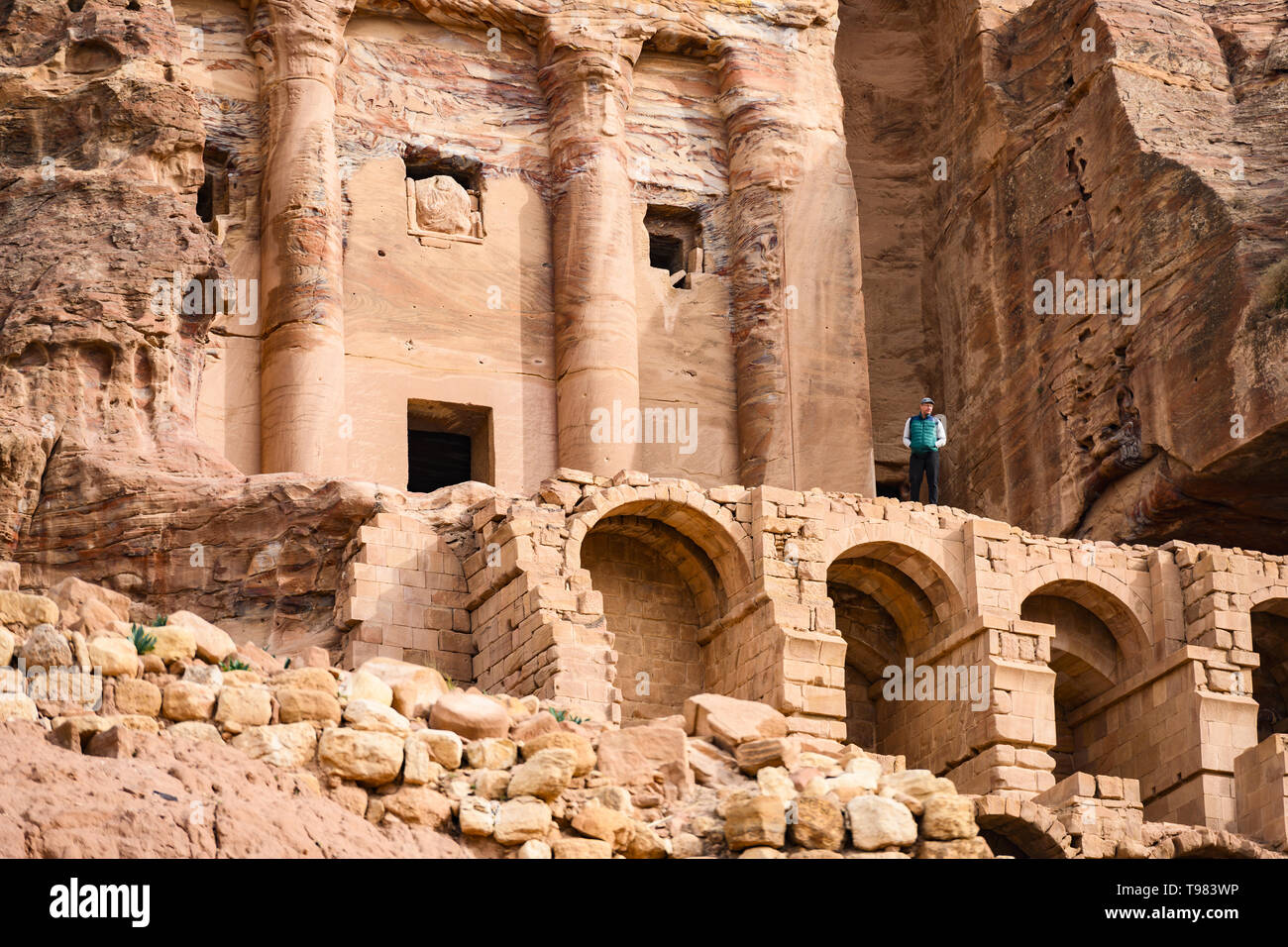 PETRA - Jordanien - 09. Januar 2019. Einem Touristen ist zu bewundern und die Bilder von einem riesigen Tempel in den Fels gehauen. Petra ist eine Unesco World Heritage s Stockfoto