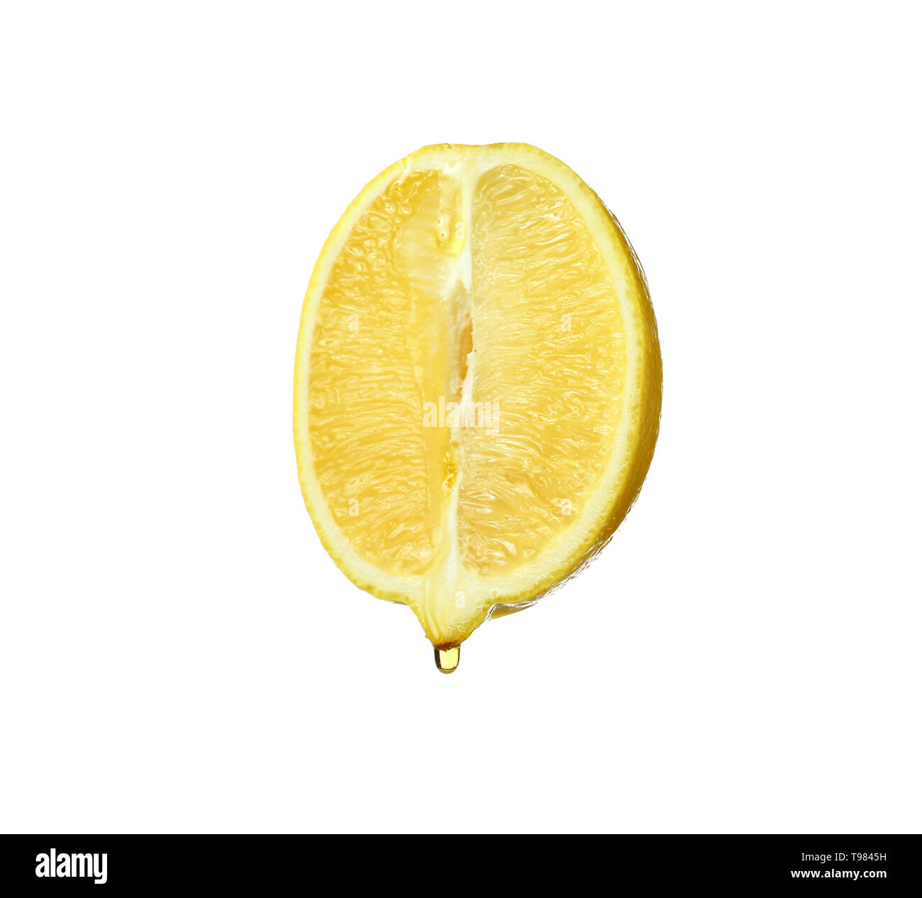Öl tropft vom Lemon Schnitt auf weißem Hintergrund Stockfoto