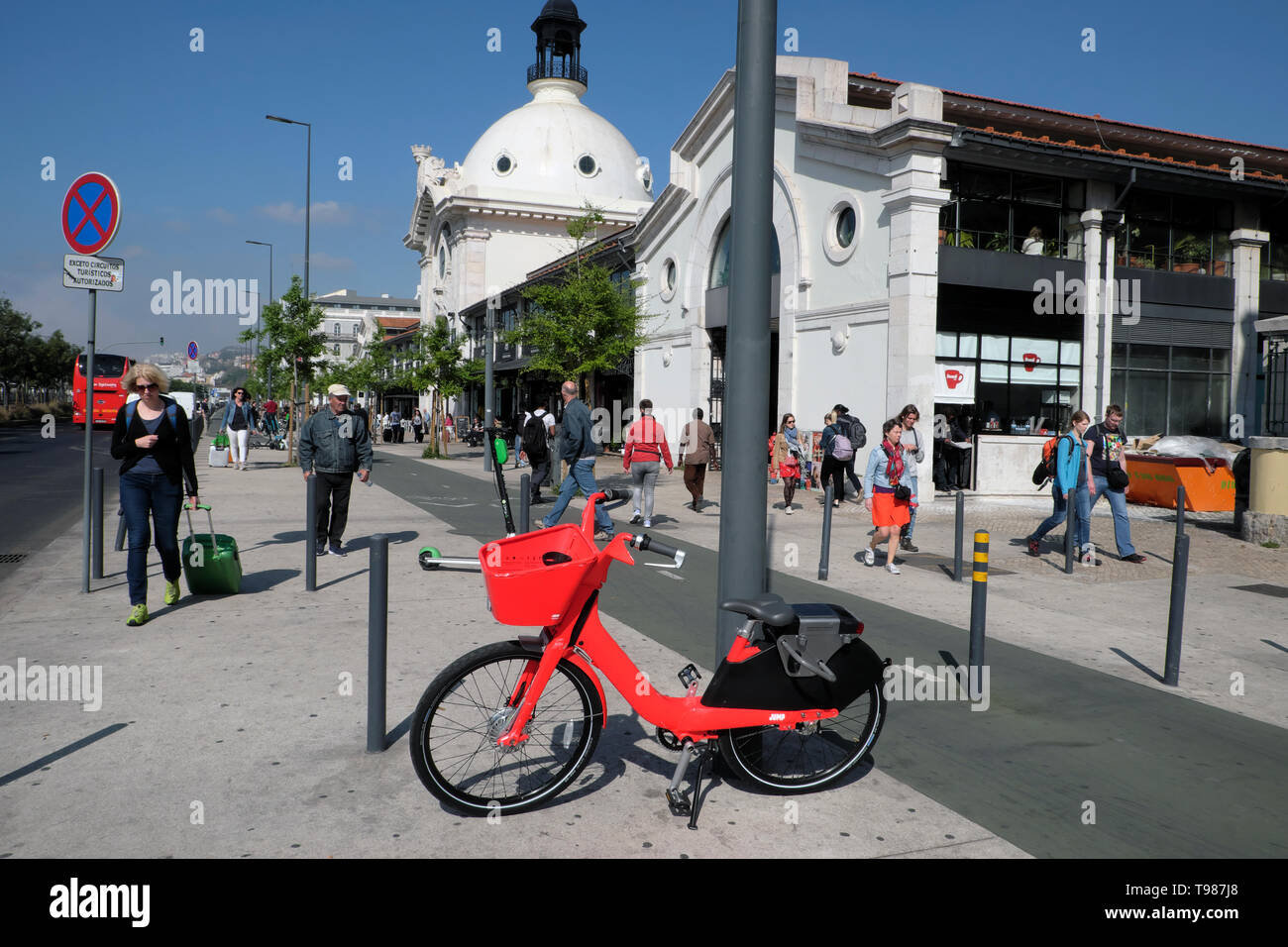 Menschen rot Springen elektrisches Fahrrad Teile Fahrrad ausserhalb der Zeit außerhalb der Gebäude in der Avenida 24 de Juhlo in Lissabon Portugal Europa KATHY DEWITT geparkt Stockfoto