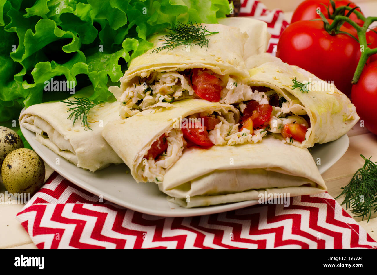 Wrap Sandwich mit Tomaten, Wachtel Eier und Käse Stockfoto