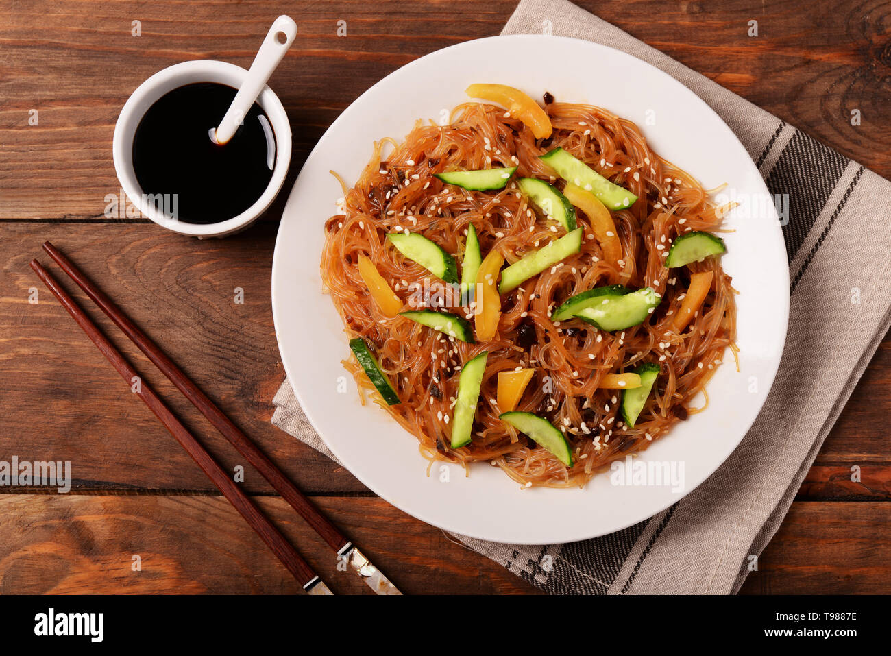 Die koreanischen Nudeln mit Sojasoße auf einem Holztisch Stockfoto